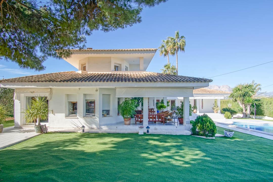8 bedroom Villa for sale in Alfaz del Pi / L'Alfas del Pi with garage - € 3,750,000 (Ref: 9484757)