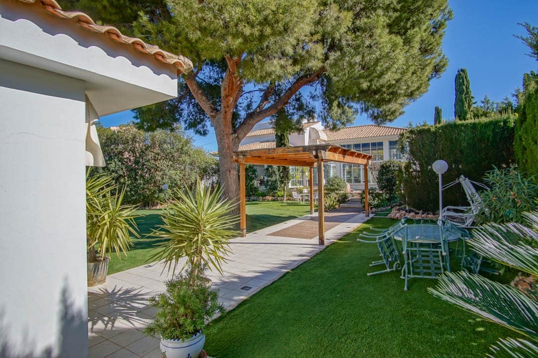 8 bedroom Villa for sale in Alfaz del Pi / L'Alfas del Pi with garage - € 3,750,000 (Ref: 9484757)