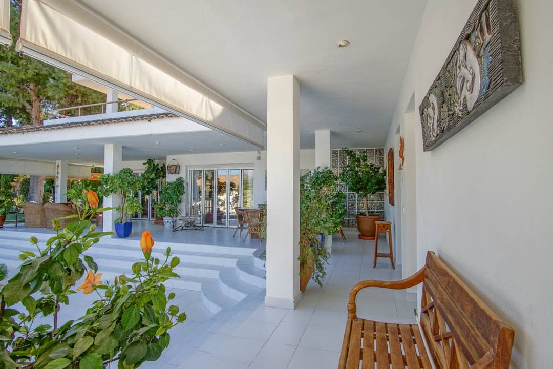 8 bedroom Villa for sale in Alfaz del Pi / L'Alfas del Pi with garage - € 3,750,000 (Ref: 9484757)