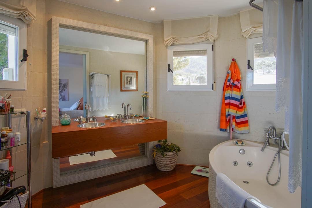 8 bedroom Villa for sale in Alfaz del Pi / L'Alfas del Pi with garage - € 3,750,000 (Ref: 9484757)