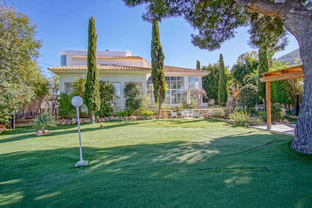 8 bedroom Villa for sale in Alfaz del Pi / L'Alfas del Pi with garage - € 3,750,000 (Ref: 9484757)