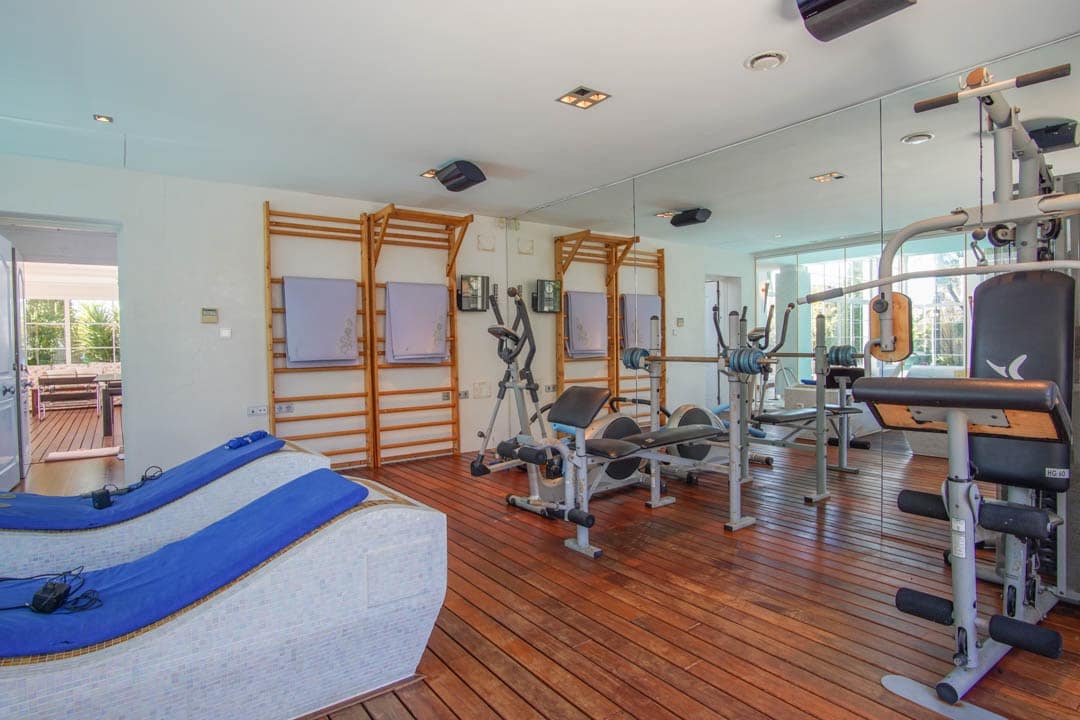 8 bedroom Villa for sale in Alfaz del Pi / L'Alfas del Pi with garage - € 3,750,000 (Ref: 9484757)