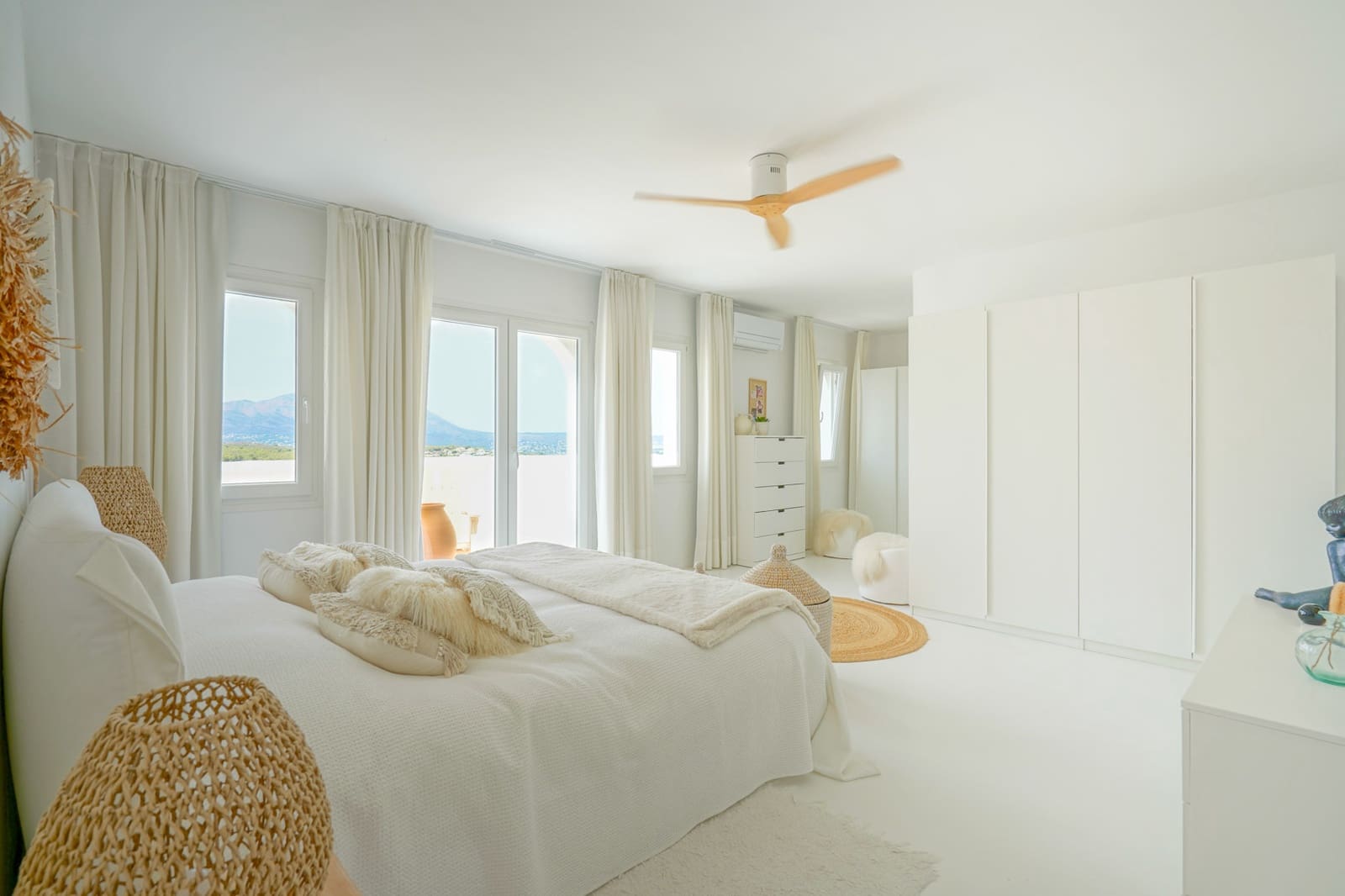 4 bedroom Villa for sale in Benitachell / Benitatxell with garage - € 1,290,000 (Ref: 9484841)