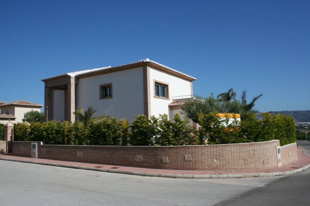 5 bedroom Villa for sale in Adsubia with garage - € 1,215,000 (Ref: 9484858)