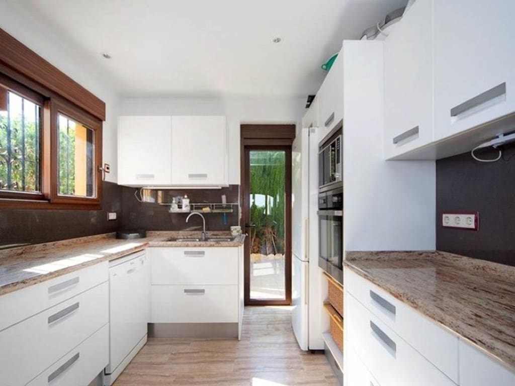 7 bedroom Villa for sale in Moraira with garage - € 999,000 (Ref: 9484895)