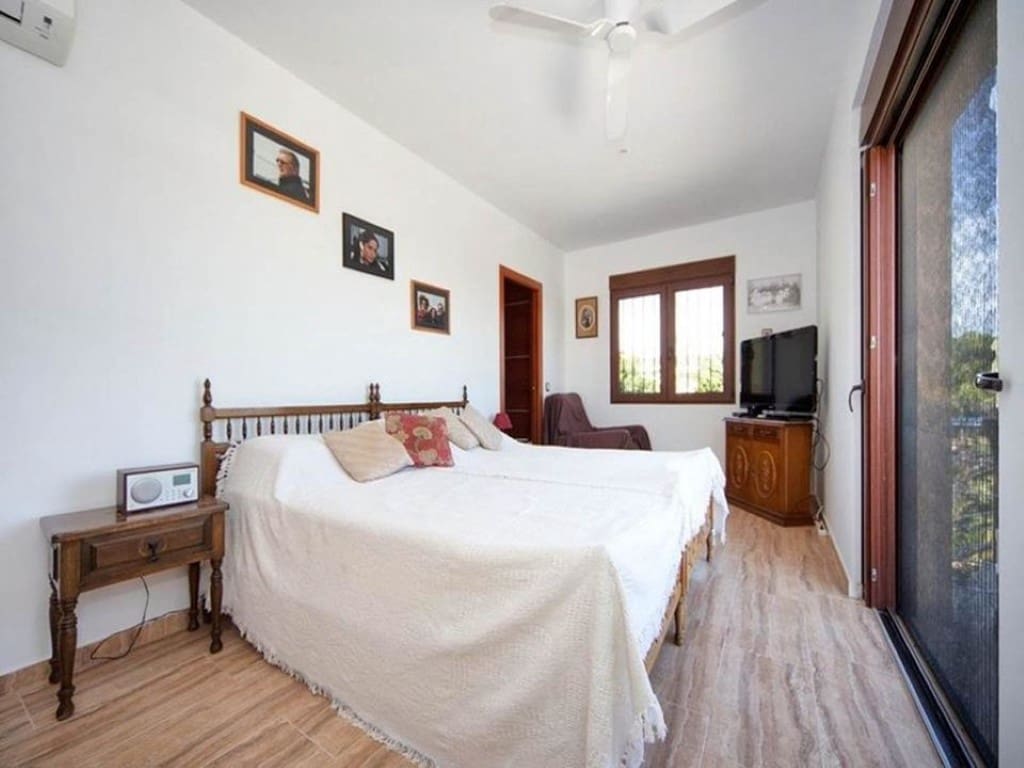 7 bedroom Villa for sale in Moraira with garage - € 999,000 (Ref: 9484895)