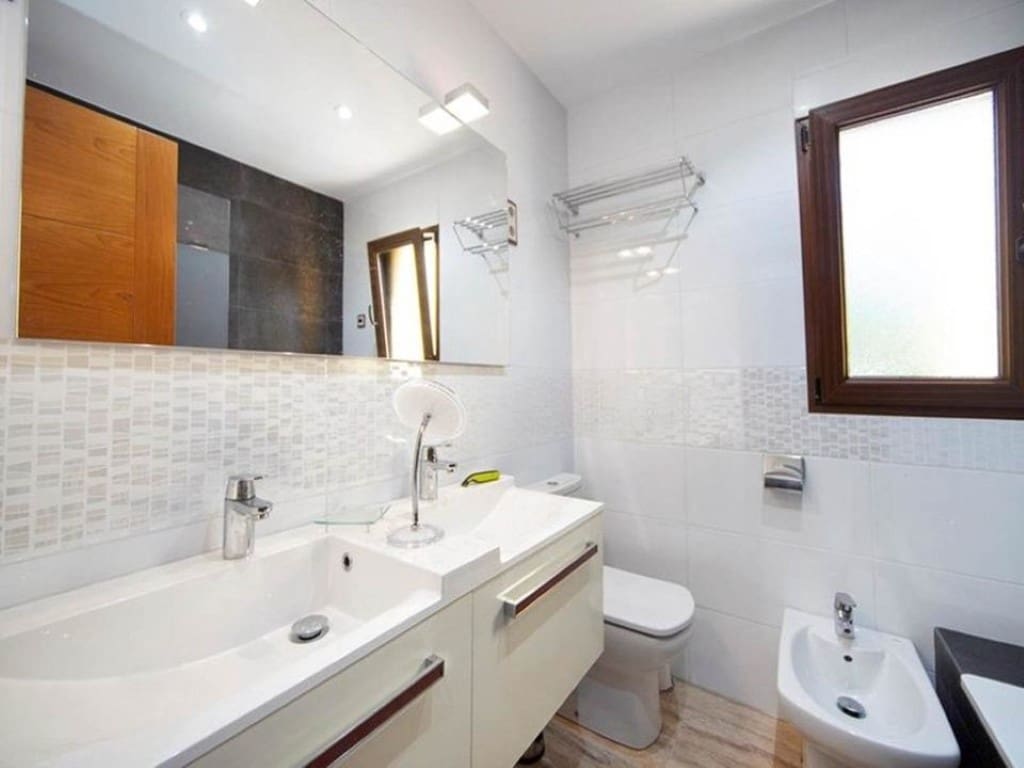 7 bedroom Villa for sale in Moraira with garage - € 999,000 (Ref: 9484895)