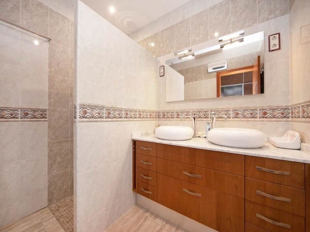 7 bedroom Villa for sale in Moraira with garage - € 999,000 (Ref: 9484895)