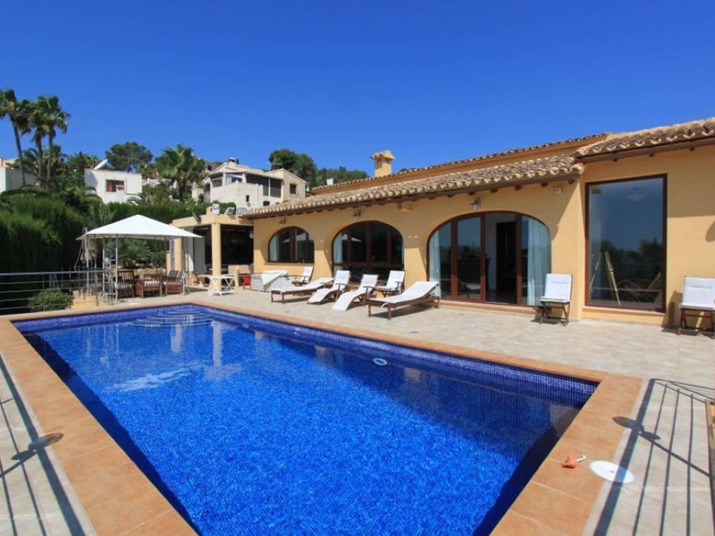 7 bedroom Villa for sale in Moraira with garage - € 999,000 (Ref: 9484895)