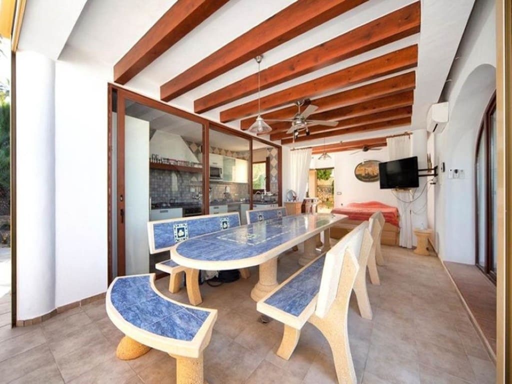 7 bedroom Villa for sale in Moraira with garage - € 999,000 (Ref: 9484895)