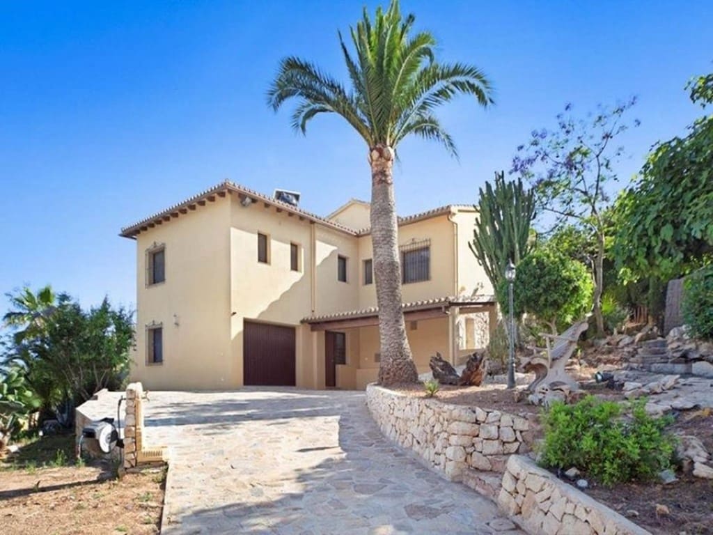 7 bedroom Villa for sale in Moraira with garage - € 999,000 (Ref: 9484895)