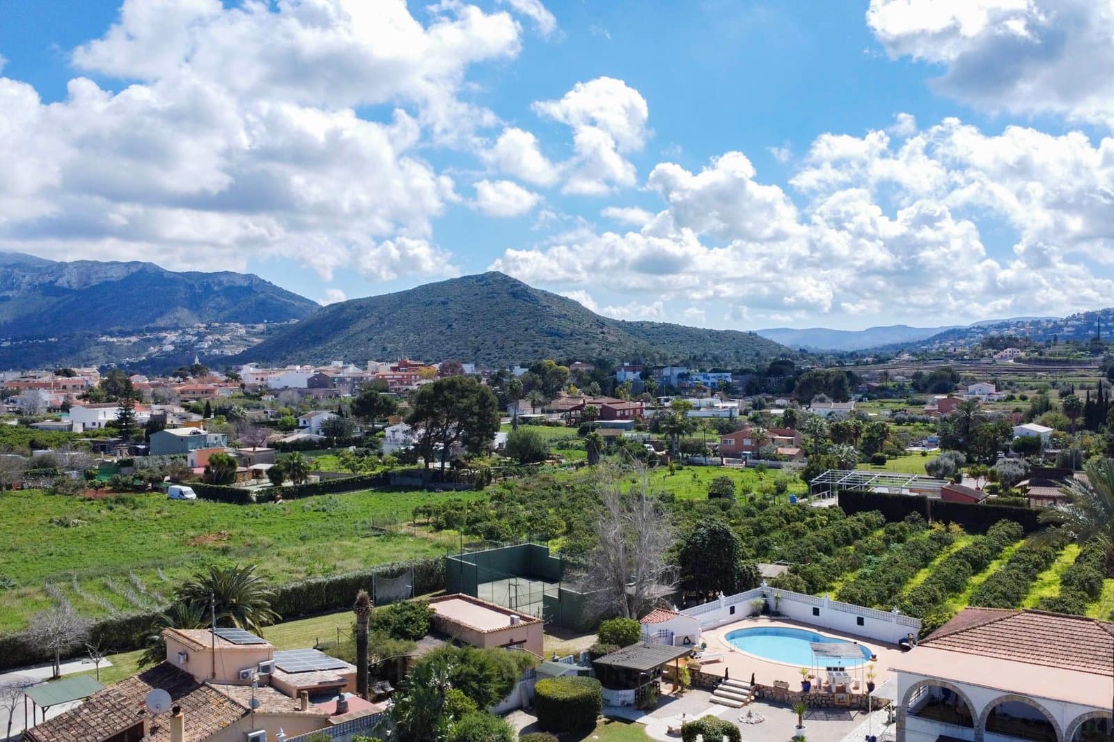 Chalet de 6 habitaciones en Dénia en venta con garaje - 695.000 € (Ref: 9516359)