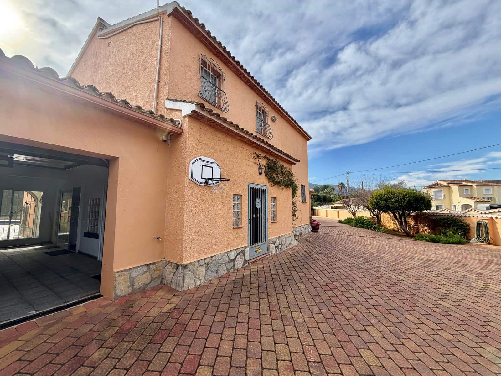 8 Zimmer Villa zu verkaufen in Pedreguer mit Garage - 975.000 € (Ref: 9563958)