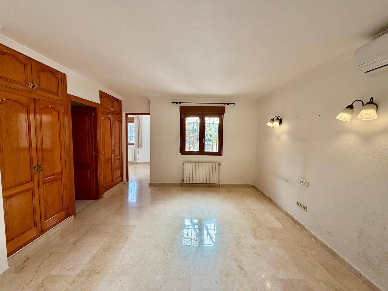 8 Zimmer Villa zu verkaufen in Pedreguer mit Garage - 975.000 € (Ref: 9563958)