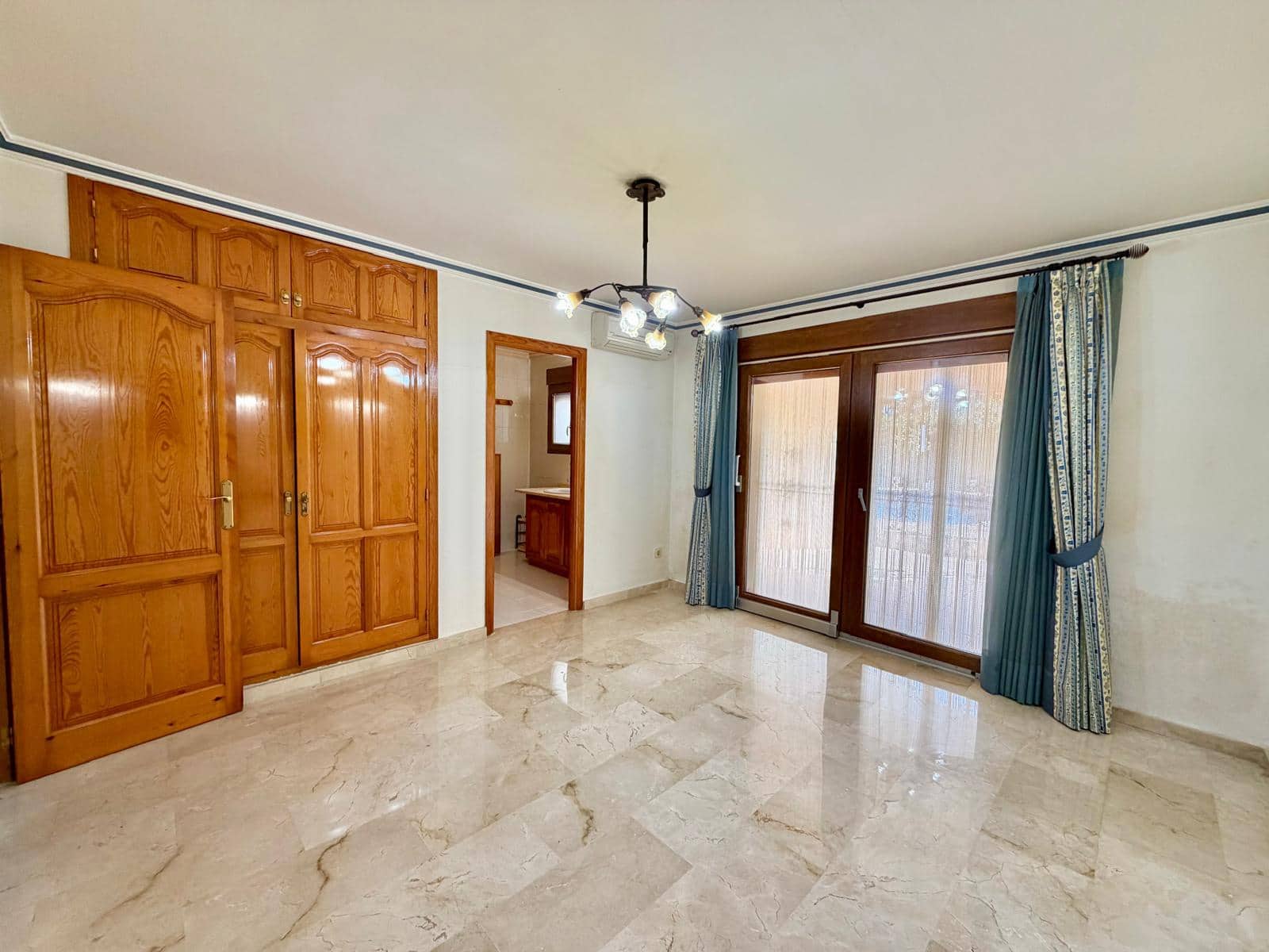 8 Zimmer Villa zu verkaufen in Pedreguer mit Garage - 975.000 € (Ref: 9563958)