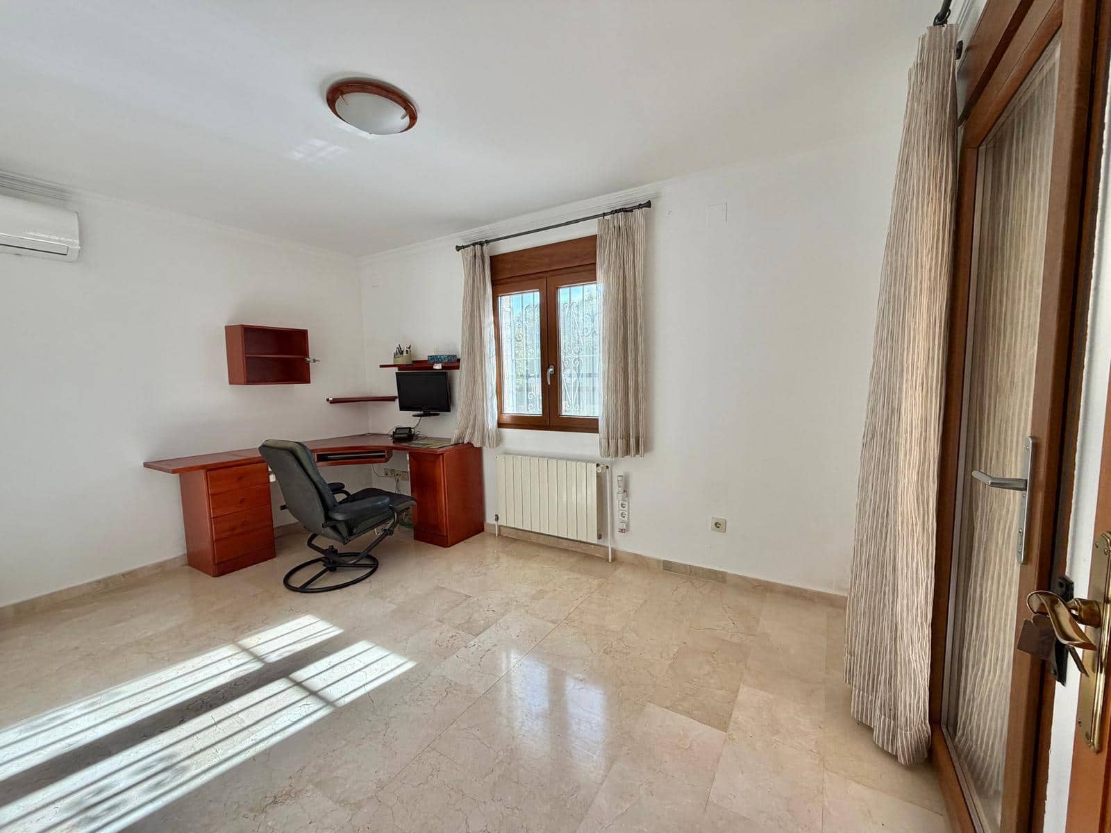 8 Zimmer Villa zu verkaufen in Pedreguer mit Garage - 975.000 € (Ref: 9563958)