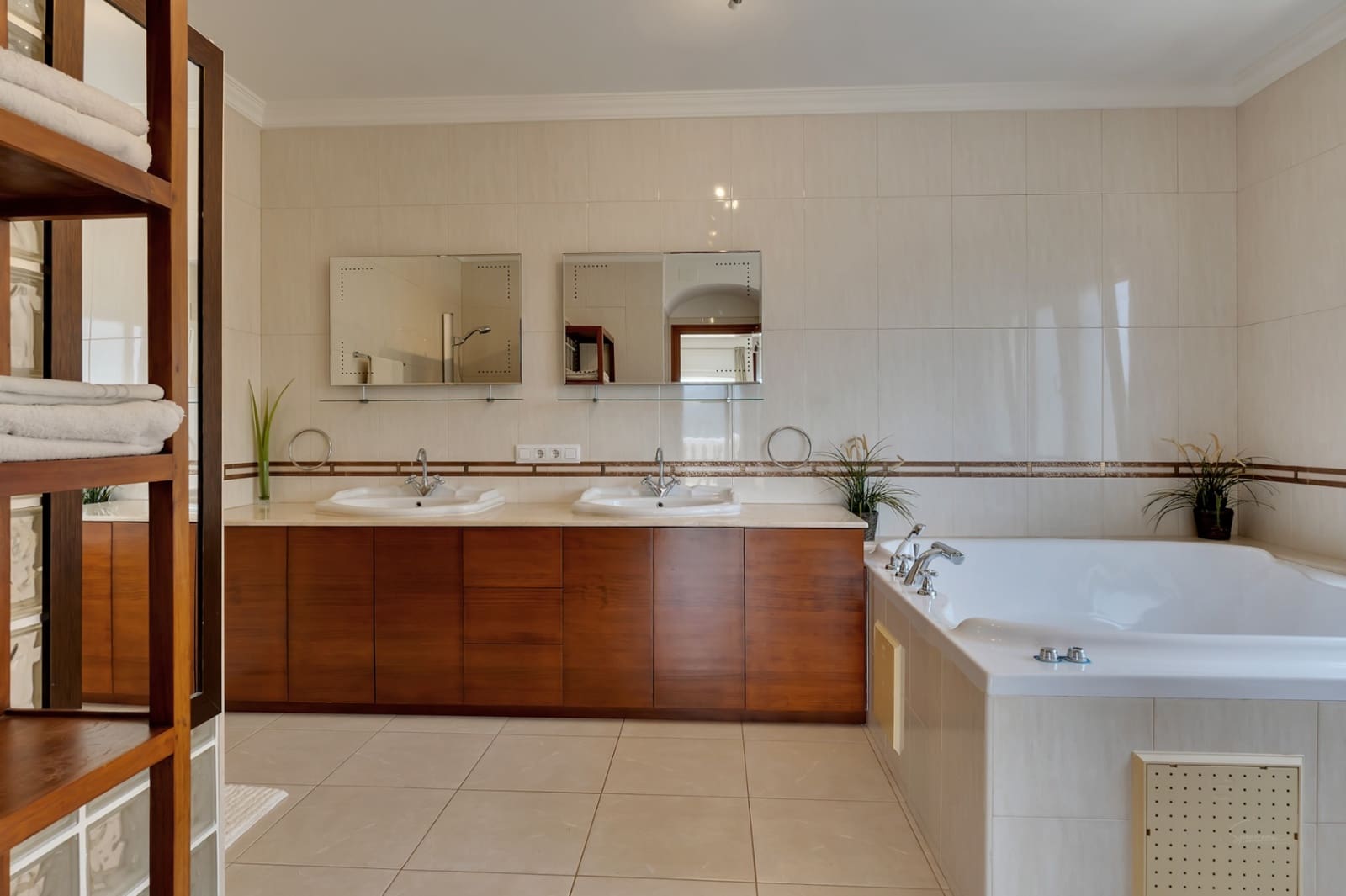 4 bedroom Villa for sale in Adsubia with garage - € 849,000 (Ref: 9726917)