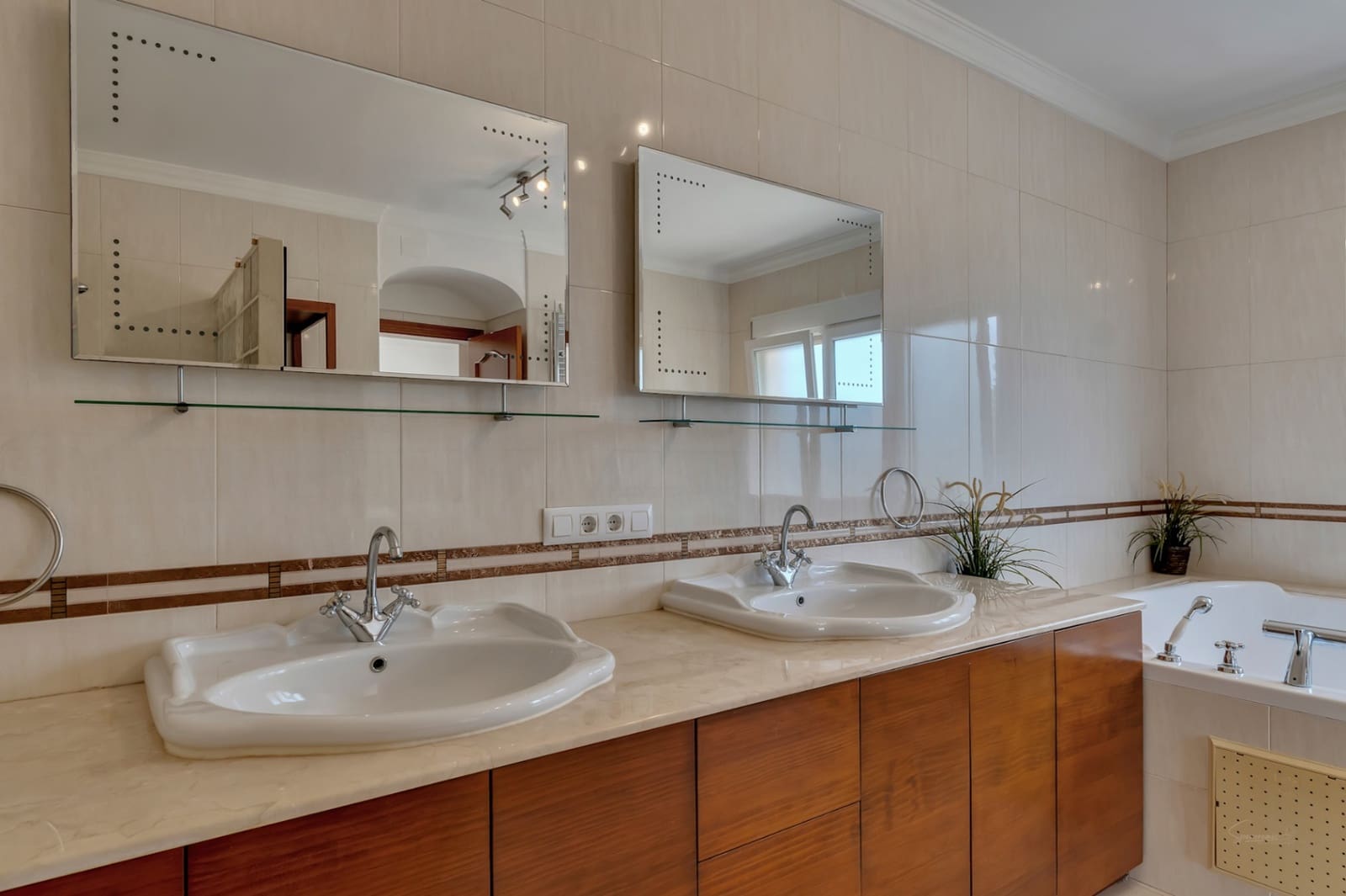 4 bedroom Villa for sale in Adsubia with garage - € 849,000 (Ref: 9726917)