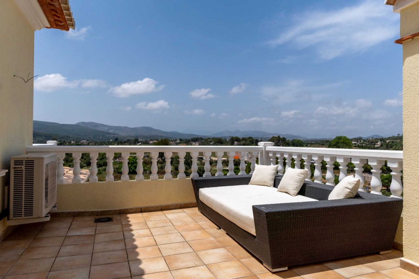 4 bedroom Villa for sale in Adsubia with garage - € 849,000 (Ref: 9726917)