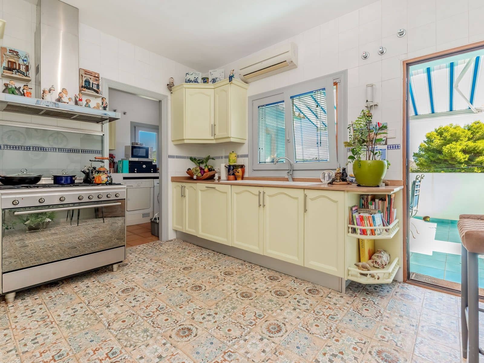 4 bedroom Villa for sale in Moraira with pool garage - € 1,090,000 (Ref: 10136465)