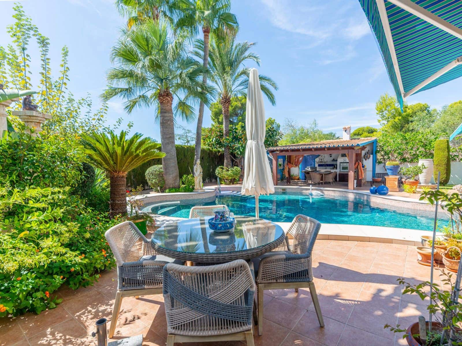 4 bedroom Villa for sale in Moraira with pool garage - € 1,090,000 (Ref: 10136465)