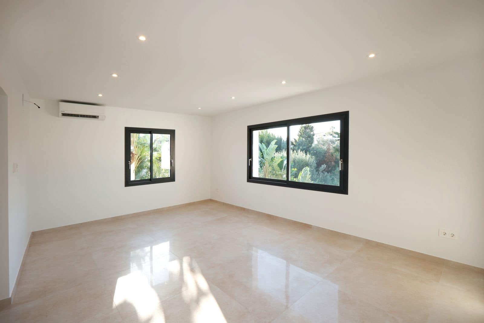 2 bedroom Villa for sale in Calpe / Calp - € 840,000 (Ref: 9328653)