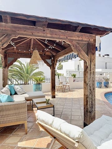 3 soveværelse Villa til salg i Moraira, Teulada-Moraira med swimmingpool - € 750.000 (Ref: 9534504)