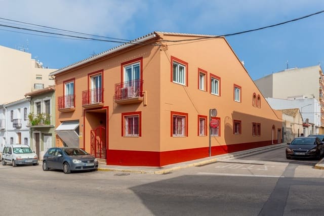 5 bedroom Townhouse for sale in Pedreguer with garage - € 450,000 (Ref: 9665564)