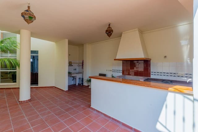 5 bedroom Townhouse for sale in Pedreguer with garage - € 450,000 (Ref: 9665564)