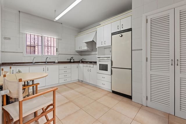 5 bedroom Townhouse for sale in Pedreguer with garage - € 450,000 (Ref: 9665564)