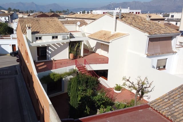 5 bedroom Townhouse for sale in Pedreguer with garage - € 450,000 (Ref: 9665564)