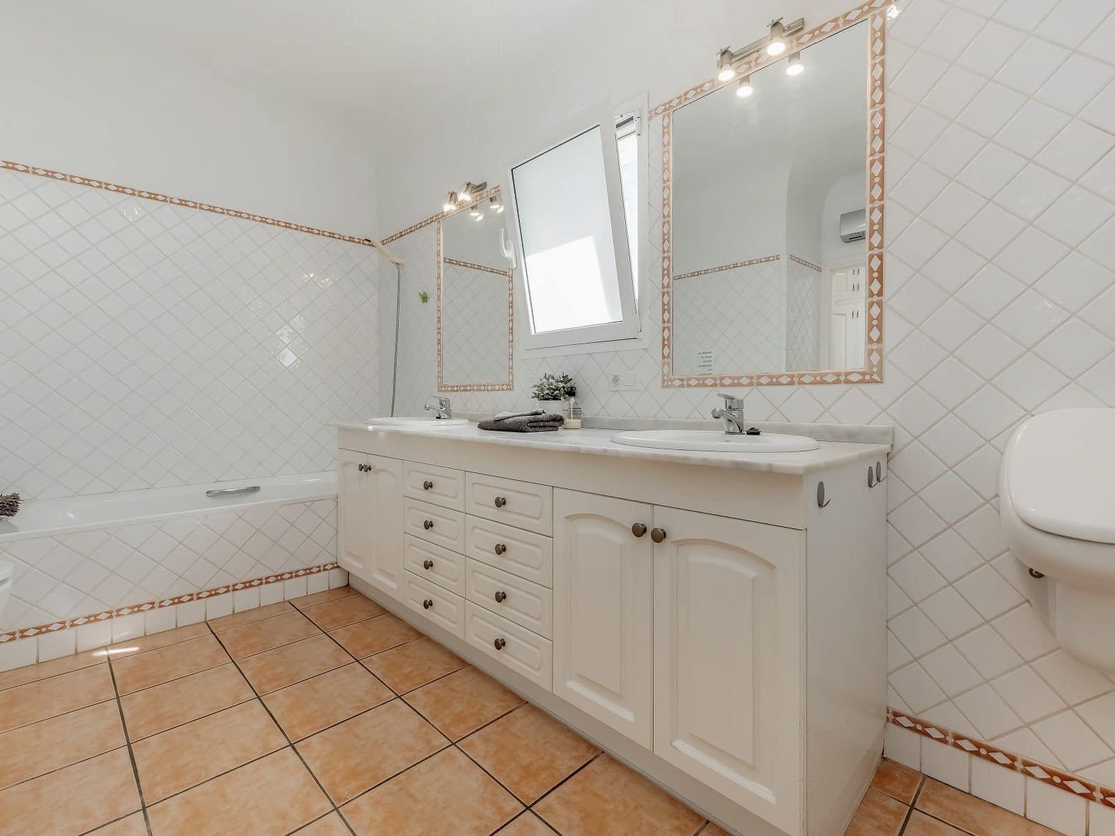 5 bedroom Villa for sale in Moraira with pool garage - € 1,499,000 (Ref: 9824225)