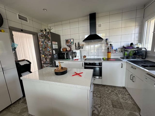 4 bedroom Villa for sale in Pratdip with garage - € 245,000 (Ref: 9162075)