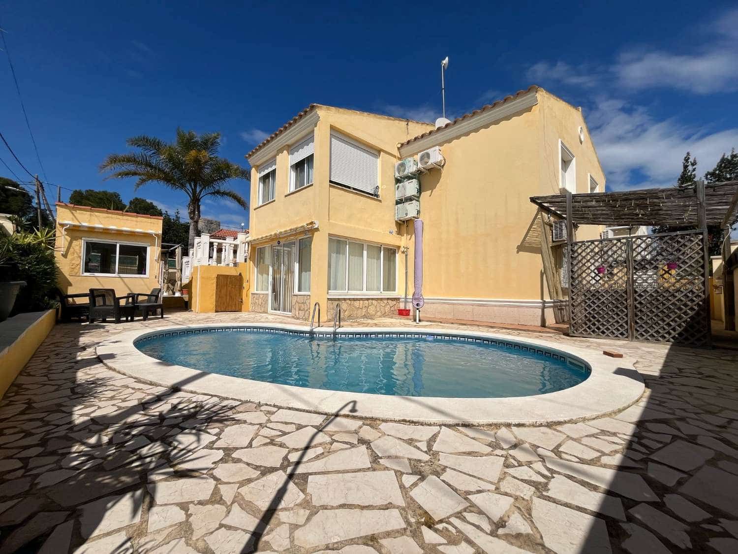 4 bedroom Villa for sale in L'Ametlla de Mar with pool - € 330,000 (Ref: 9535586)