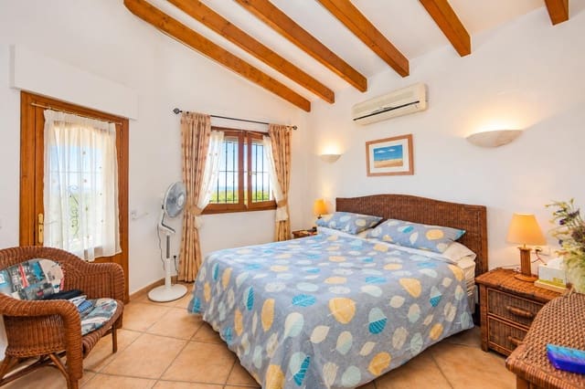 4 soveværelse Villa til salg i Dénia med swimmingpool - € 550.000 (Ref: 10160252)