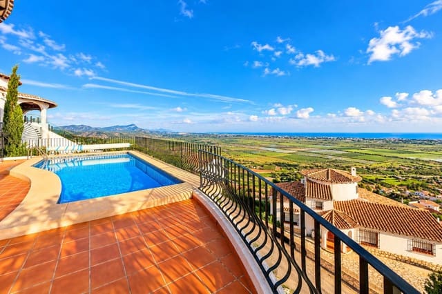 4 soveværelse Villa til salg i Dénia med swimmingpool - € 550.000 (Ref: 10160252)