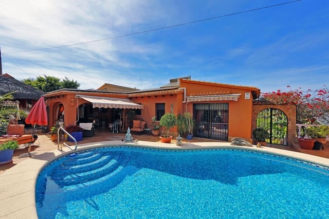 4 Zimmer Villa zu verkaufen in Orba mit Pool - 599.000 € (Ref: 8534983)