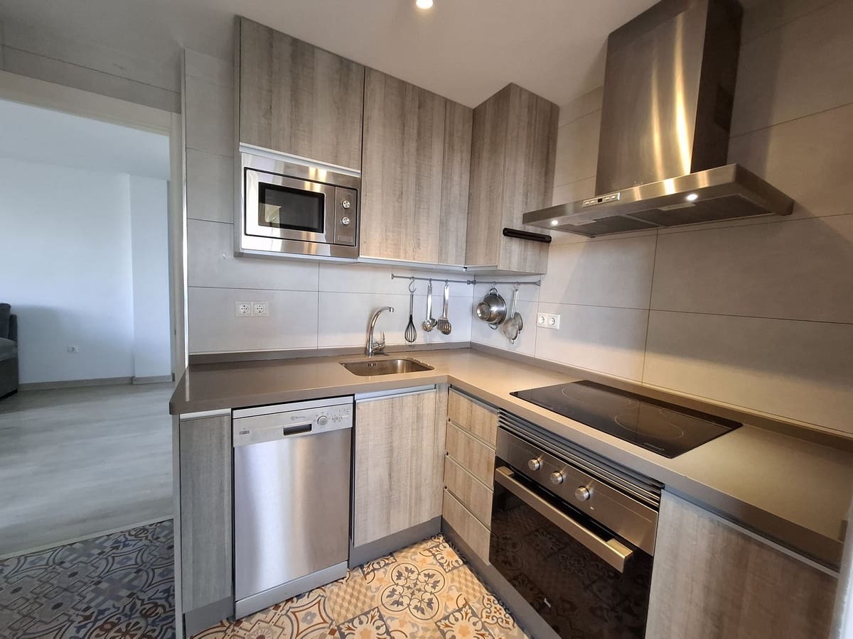 Ático de 2 habitaciones en Benalmadena Costa en alquiler - 1.400 € (Ref: 9471248)