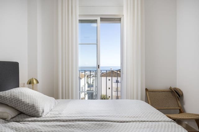 2 bedroom Apartment for sale in La Duquesa / Puerto de la Duquesa, Manilva - € 240,000 (Ref: 9473727)