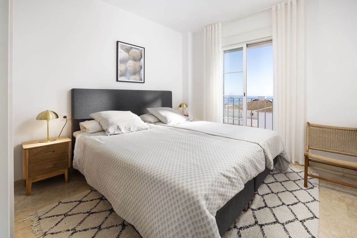 2 bedroom Apartment for sale in La Duquesa / Puerto de la Duquesa - € 240,000 (Ref: 9473727)