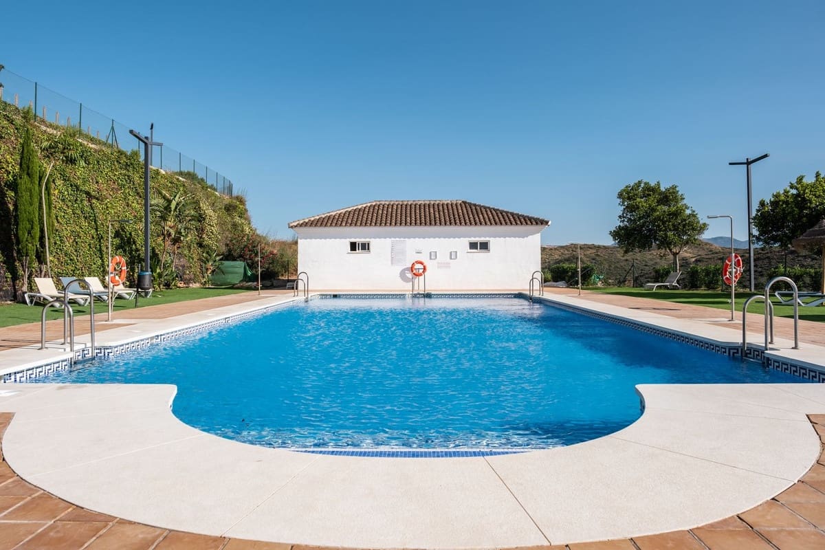 2 bedroom Apartment for sale in La Duquesa / Puerto de la Duquesa - € 240,000 (Ref: 9473727)