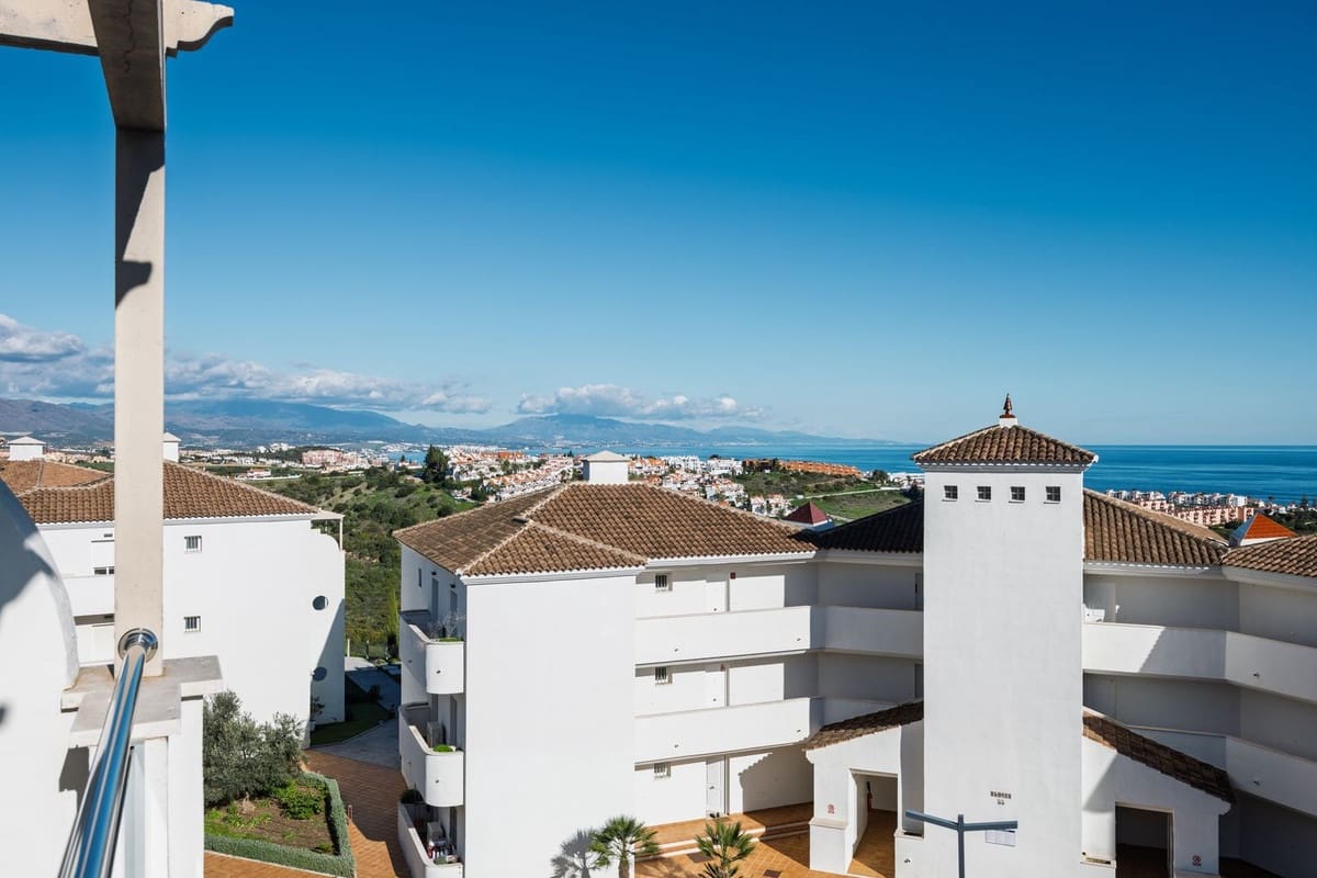 2 bedroom Apartment for sale in La Duquesa / Puerto de la Duquesa - € 240,000 (Ref: 9473727)