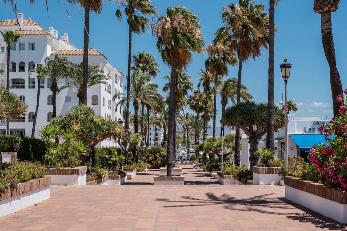 2 bedroom Apartment for sale in La Duquesa / Puerto de la Duquesa - € 240,000 (Ref: 9473727)