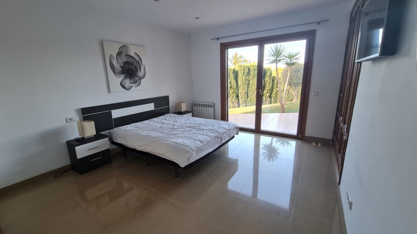 4 bedroom Villa for sale in Santa Ponsa with pool garage - € 2,800,000 (Ref: 7327510)