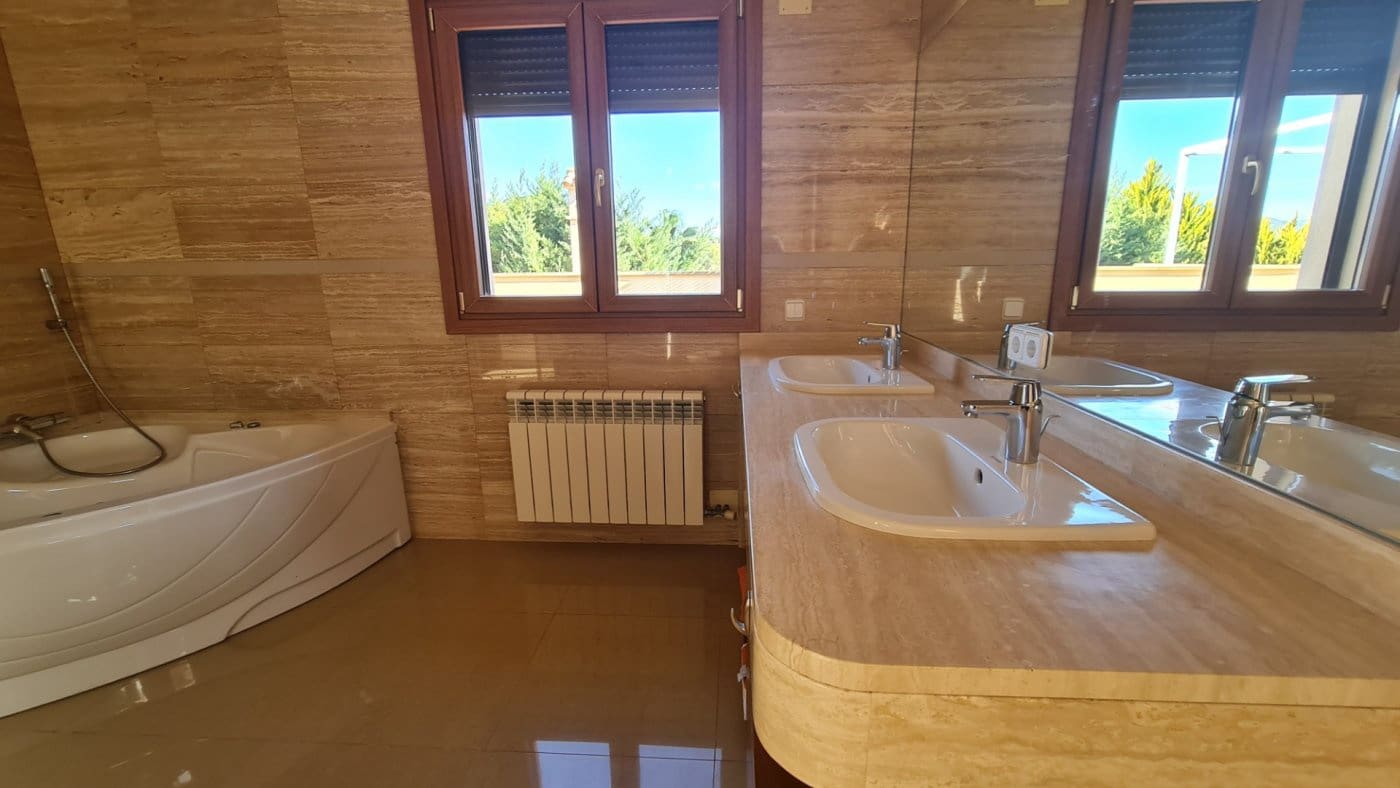 4 bedroom Villa for sale in Santa Ponsa with pool garage - € 2,800,000 (Ref: 7327510)