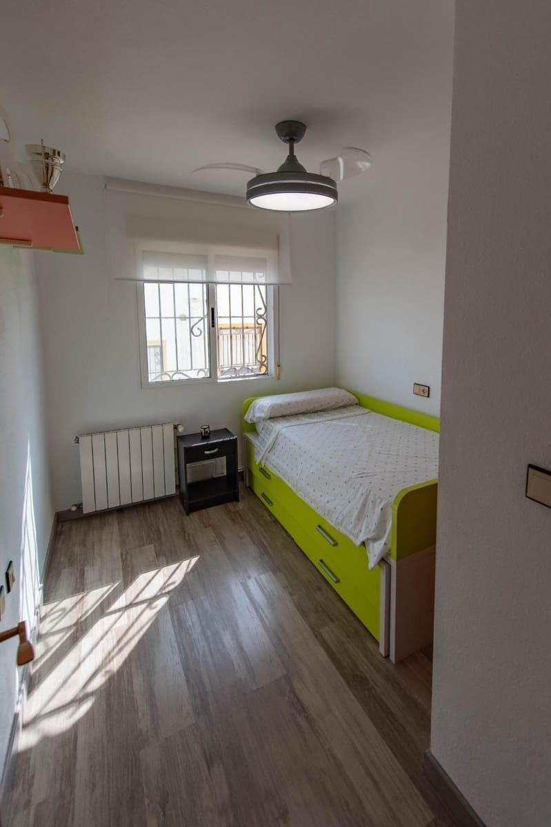 6 soveværelse Rækkehus til salg i Torrevieja med garage - € 299.900 (Ref: 10024234)