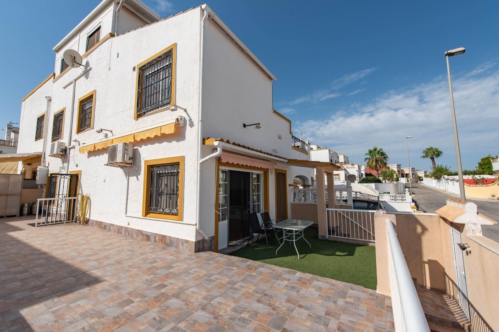6 soveværelse Rækkehus til salg i Torrevieja med garage - € 299.900 (Ref: 10024234)