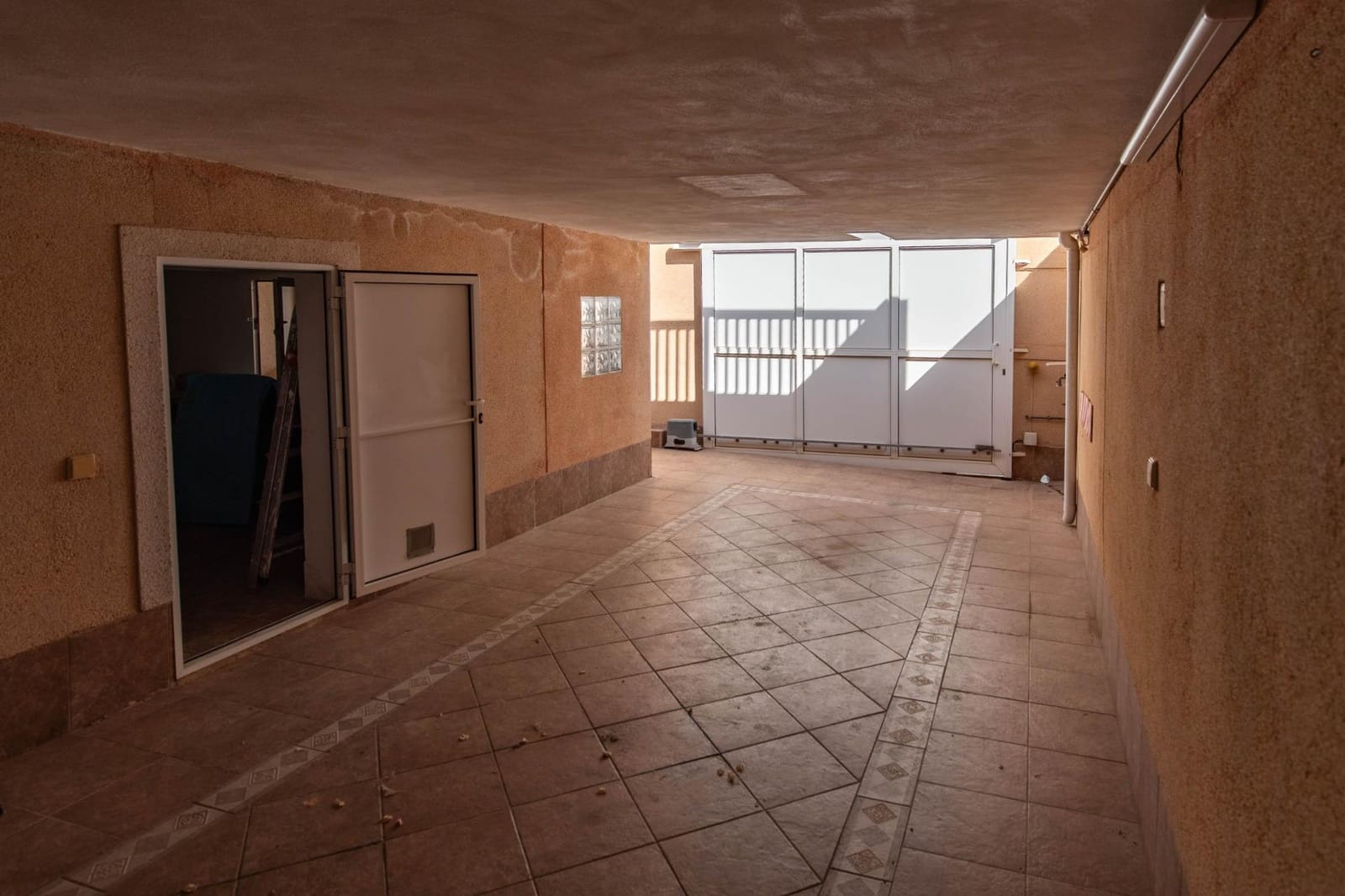 6 soveværelse Rækkehus til salg i Torrevieja med garage - € 299.900 (Ref: 10024234)
