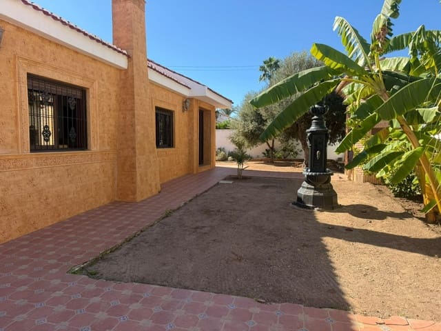 4 makuuhuone Huvila myytävänä paikassa Torrevieja mukana uima-altaan - 550 000 € (Ref: 10132089)