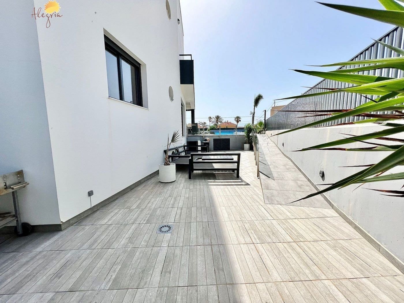 4 soverom Villa til salgs i Torrevieja med svømmebasseng garasje - € 999 900 (Ref: 7197632)